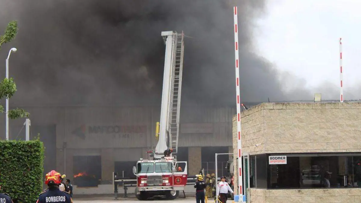 Incendio en fábricas de Mérida